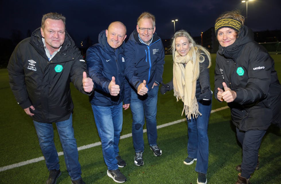 ØYNER HÅP: Om dette femkløveret får vilja si, blir det undervarme på kunstgresset på Jesperudjordet denne vinteren. Slikt får tommel opp av Espen Myrbakken (f.v.), Tore Jarl Bråteng, Magne Brekke, Ingeborg Bjørnevik (Frp) og Mariann Staxrud Utstumo.