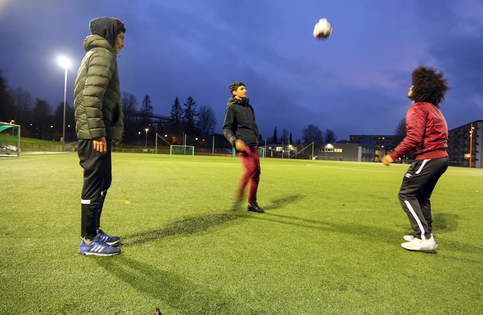 DRØMMER OM Å FÅ TRENE UTE: Sajawal Ali Ahmed (15, f.v.), Ali Nader (15) og Kissma Kamara (29) drømmer om at fotballspillerne på Stovner skal kunne få spille på kunstgress året rundt.