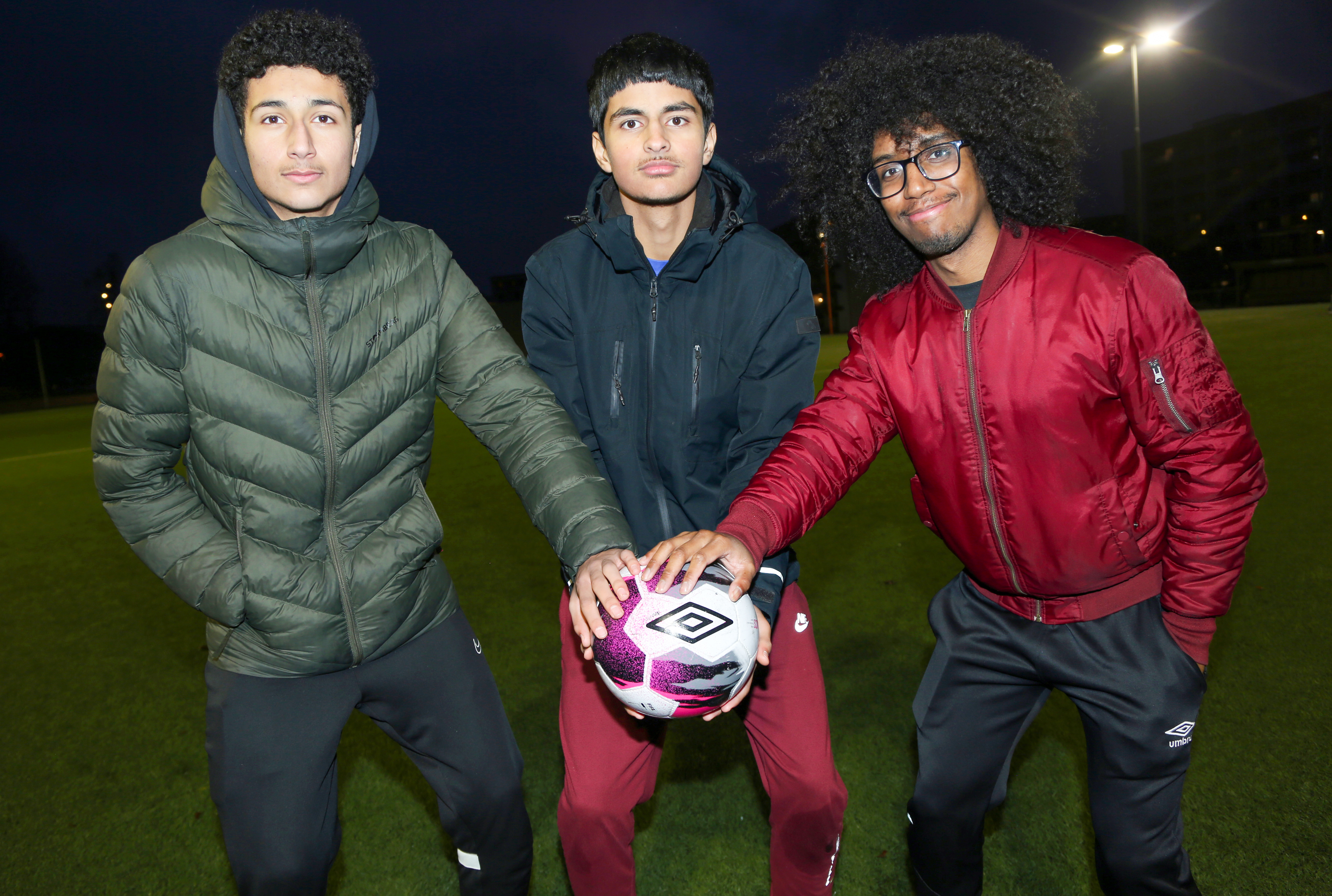 DRØMMER OM Å FÅ TRENE UTE: Sajawal Ali Ahmed (15, f.v.), Ali Nader (15) og Kissma Kamara (29) drømmer om at fotballspillerne på Stovner skal kunne få spille på kunstgress året rundt.
