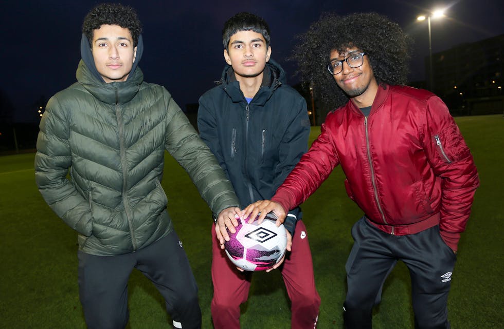 DRØMMER OM Å FÅ TRENE UTE: Sajawal Ali Ahmed (15, f.v.), Ali Nader (15) og Kissma Kamara (29) drømmer om at fotballspillerne på Stovner skal kunne få spille på kunstgress året rundt.