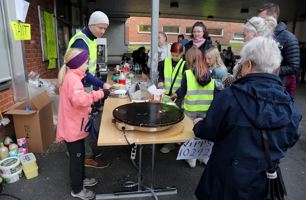 VIKTIG MAT: Lefser/sveler er alltid en publikumsfavoritt på Tonsenhagen skole - om det så er 17. mai eller loppemarked.