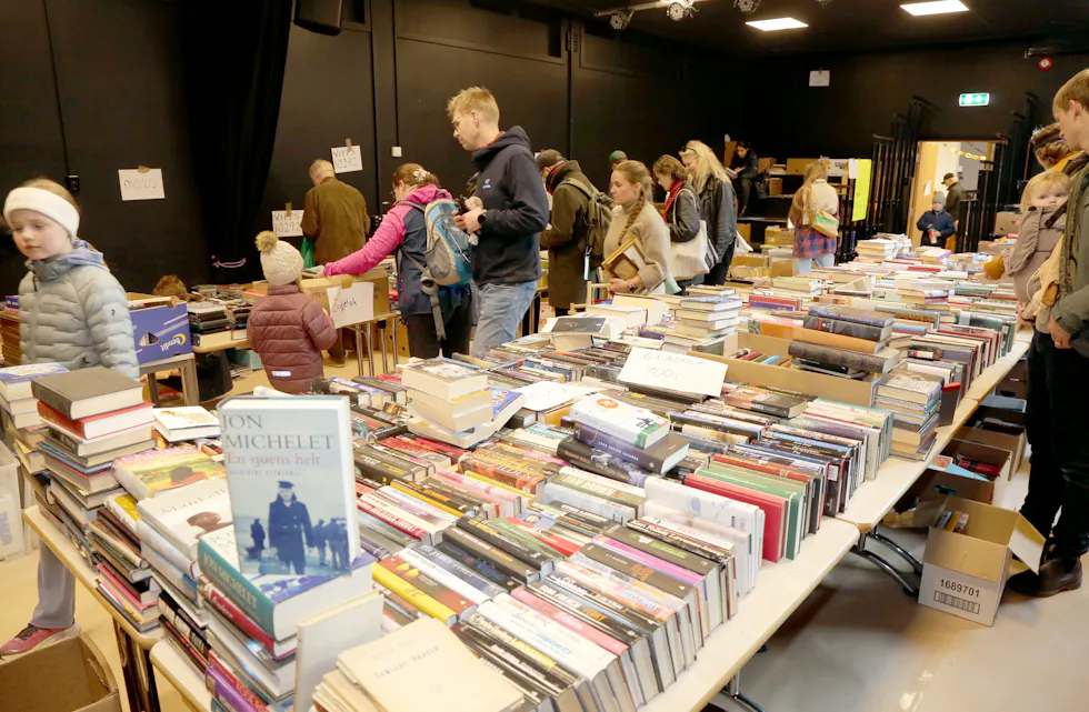 ALLTID POPULÆRT: Det er mange som finner bokskatter til en hyggelig pris på Tonsenhagen skolekorps sitt loppemarked.