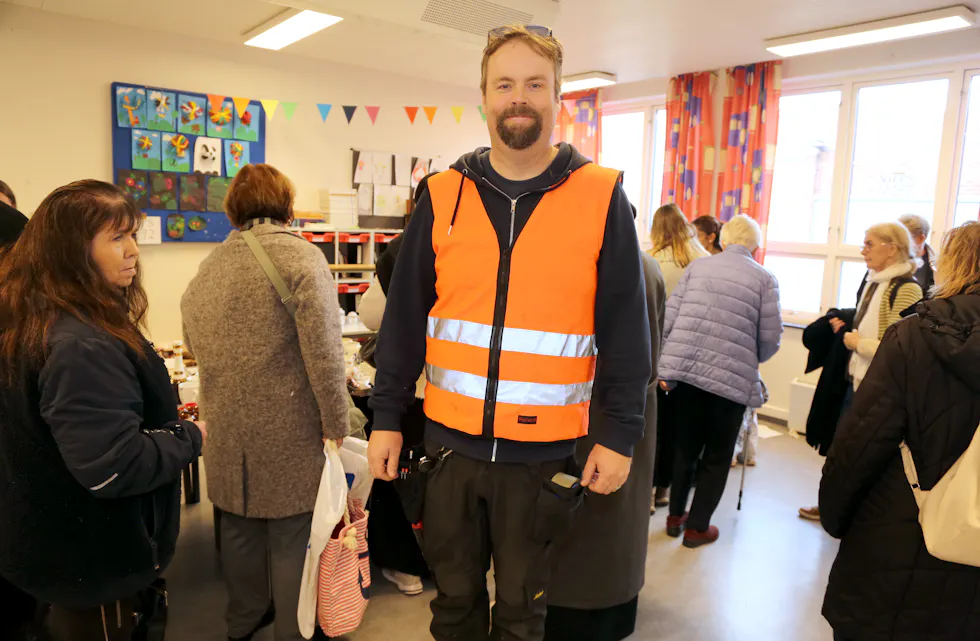 FORNØYD DEBUTANT: Atle Lauseth kan konstatere at det ble ny omsetningsrekord på hans første loppemarked som loppegeneral.
