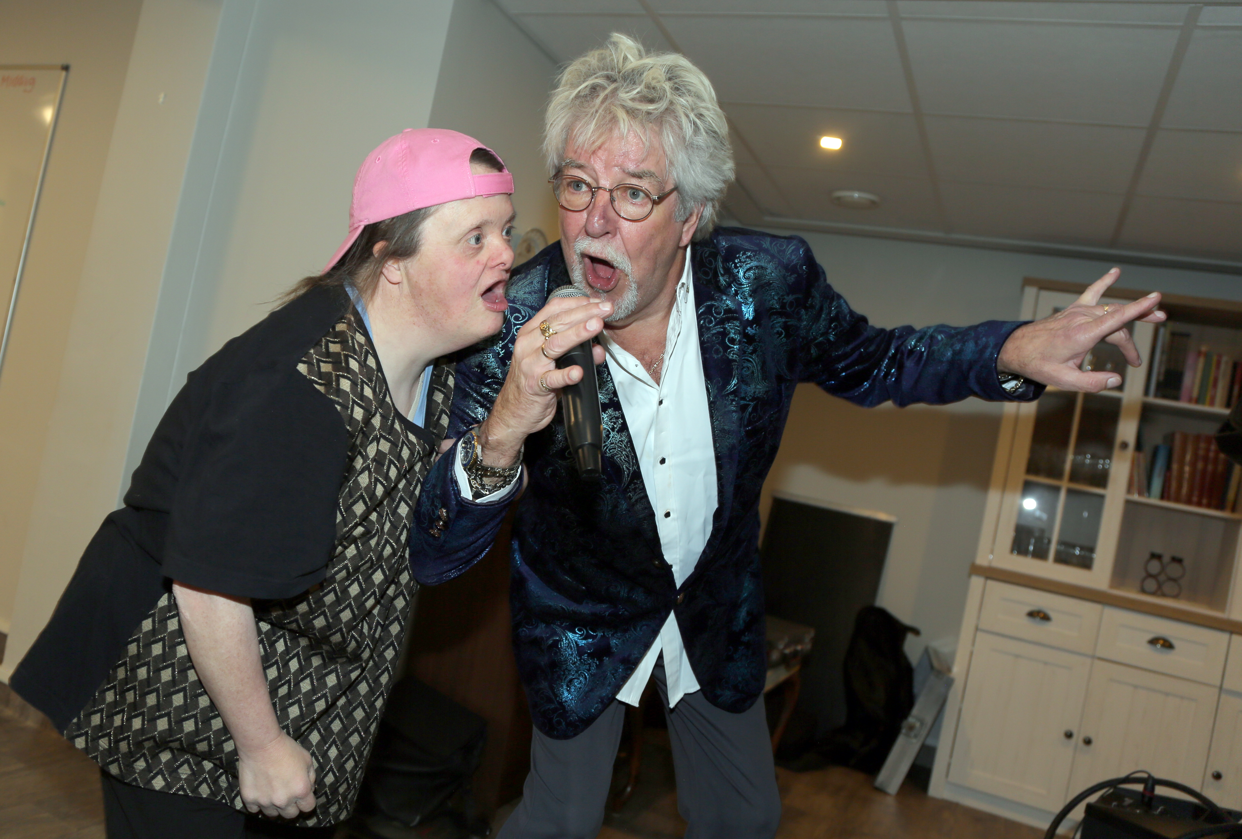 SOLID KJEMI: Tore Halvorsen lot seg sjarmere av Nanna som både danset til sangene hans og som også ble med å synge duett på «Jag trodde änglarna fanns».