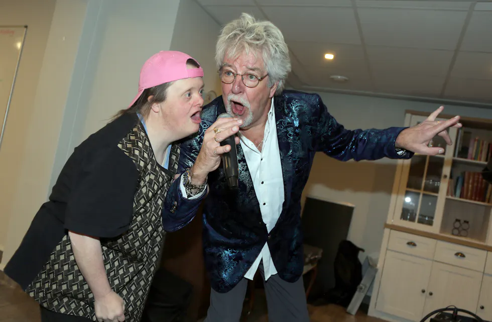 SOLID KJEMI: Tore Halvorsen lot seg sjarmere av Nanna som både danset til sangene hans og som også ble med å synge duett på «Jag trodde änglarna fanns».