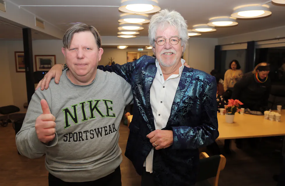 TOK GREP: Thomas Johannessen elsker musikk og Tore Halvorsen. Det ville han dele med beboerne i trygdeboligen på Vestli. Dermed tok han initiativet til konserten med den populære sangeren.