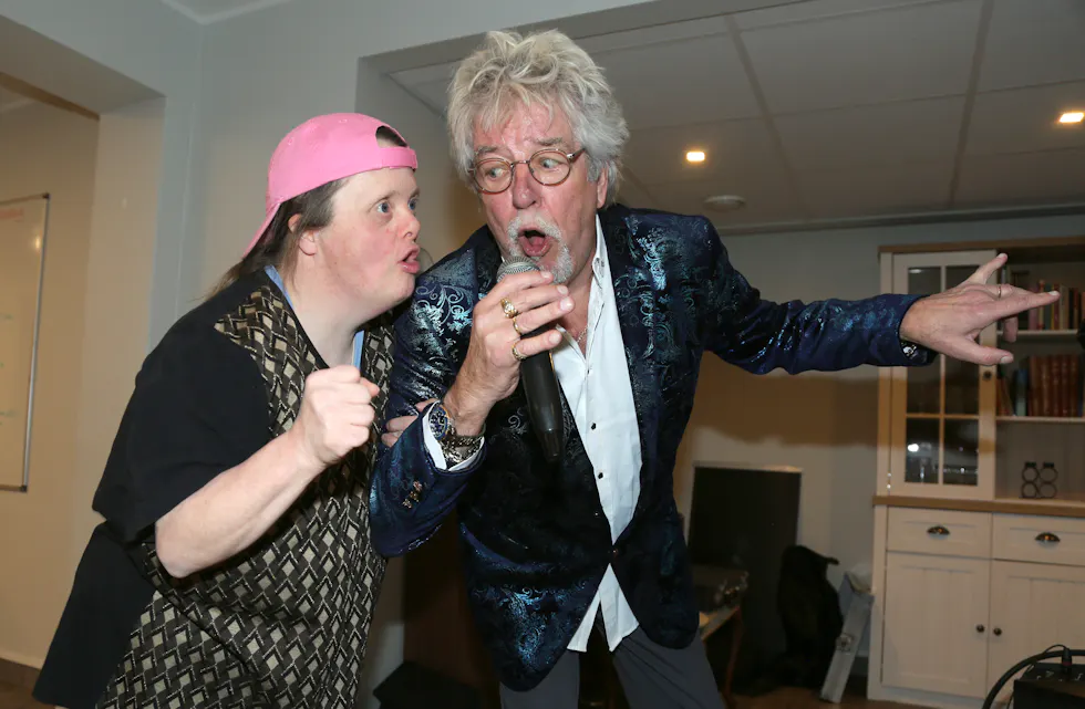 FULLT TRØKK: Nanna og Tore i aksjon på scenen.