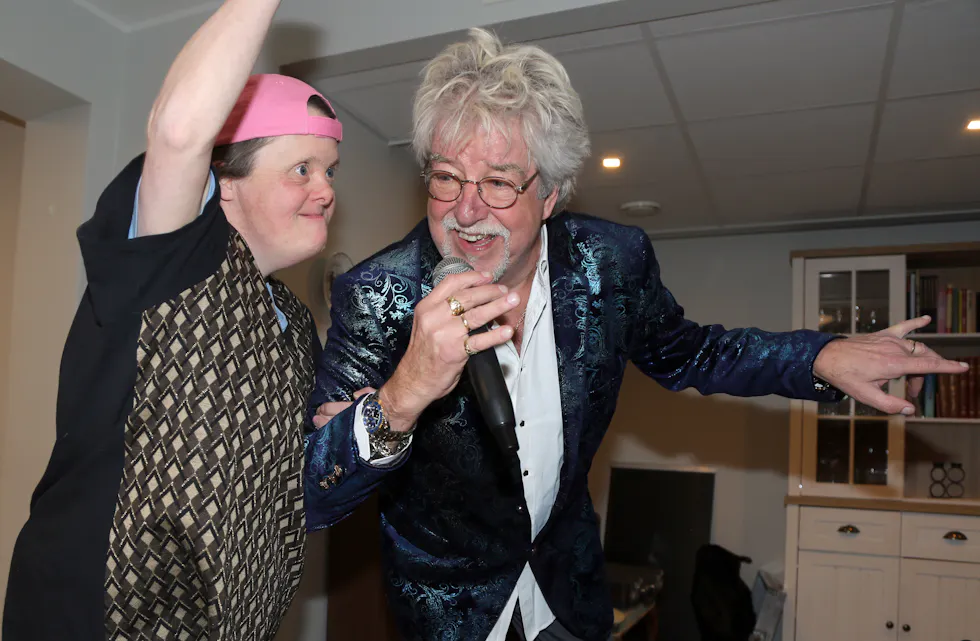 FULLT TRØKK: Måten Tore tok med seg Nanna inn i konserten på Vestli på var et nytt bevis på hvorfor han tildeles Marteprisen for 2024.