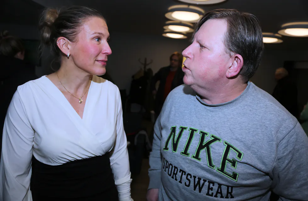 JEG BETALER: Bydelsdirektør Anna Ryymin insisterte på å betale for hele konserten. Det var ikke Thomas helt enig i - men de inngikk en avtale om at Thomas kan bruke pengene han tjente ekstra i sommer til flere mindre arrangementer på dagsenteret.