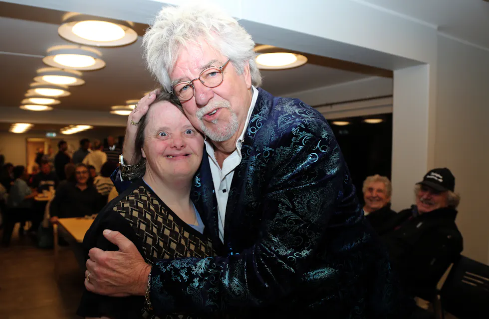 GODE VENNER: Tore Halvorsen lot seg sjarmere av Nanna som til daglig jobber i Regnbuen Arbeids- og Aktivitetsforum i Furuset Forum.