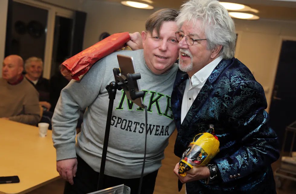 TRIPPEL GAVE: Thomas overleverte en twistpose til Tore før konserten startet - det var en kombinert 75-års gave, julegave og nyttårsgave!