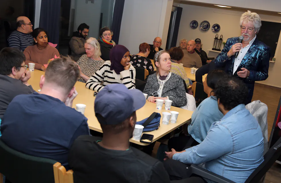 SYNGENDE SJARMØR: Som vanlig sjarmerte Tore damene med sin sang.