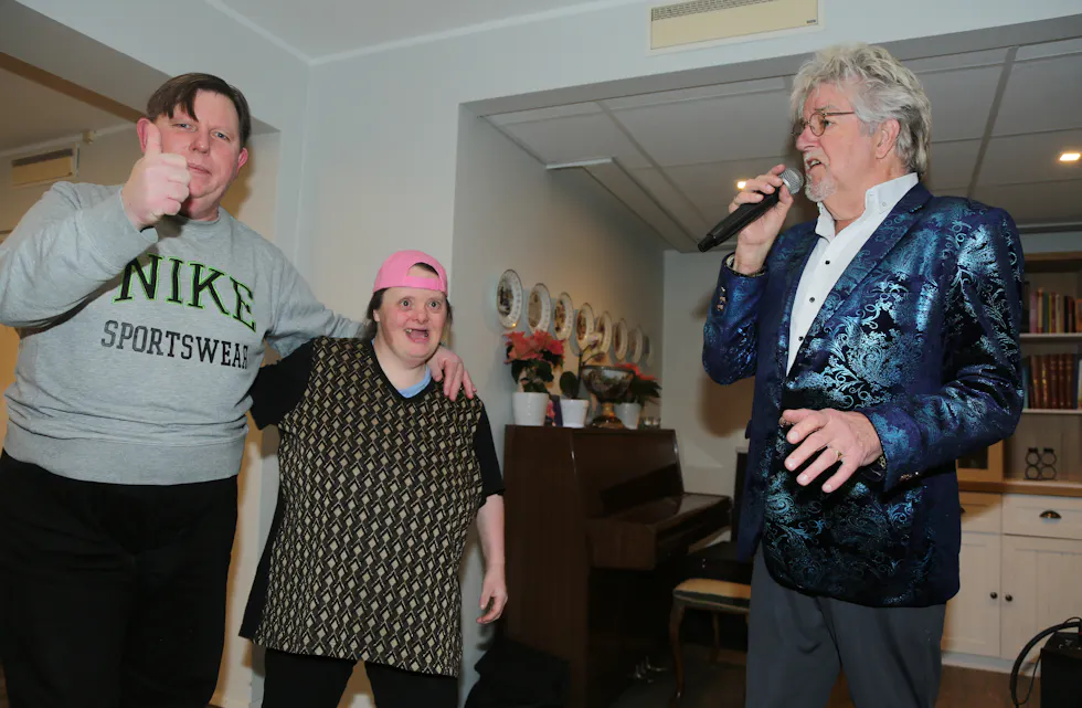 STOR STEMNING: Thomas og Nanna, samt alle andre til stede, storkoste seg i selskap med Tore Halvorsen og lot seg rive med av musikken.