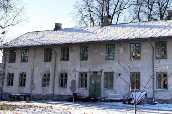 Tveten gård var slitt og hadde stort behov for renovering tidligere. Bildet viser hvordan det sto til på gården før renovering og etablering av aktiviteter og liv. Hentet fra Akers Avis Groruddalens fotoarkiv.