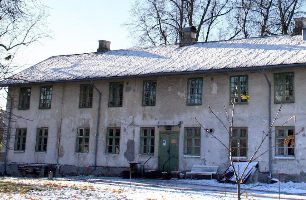 Tveten gård var slitt og hadde stort behov for renovering tidligere. Bildet viser hvordan det sto til på gården før renovering og etablering av aktiviteter og liv. Hentet fra Akers Avis Groruddalens fotoarkiv.