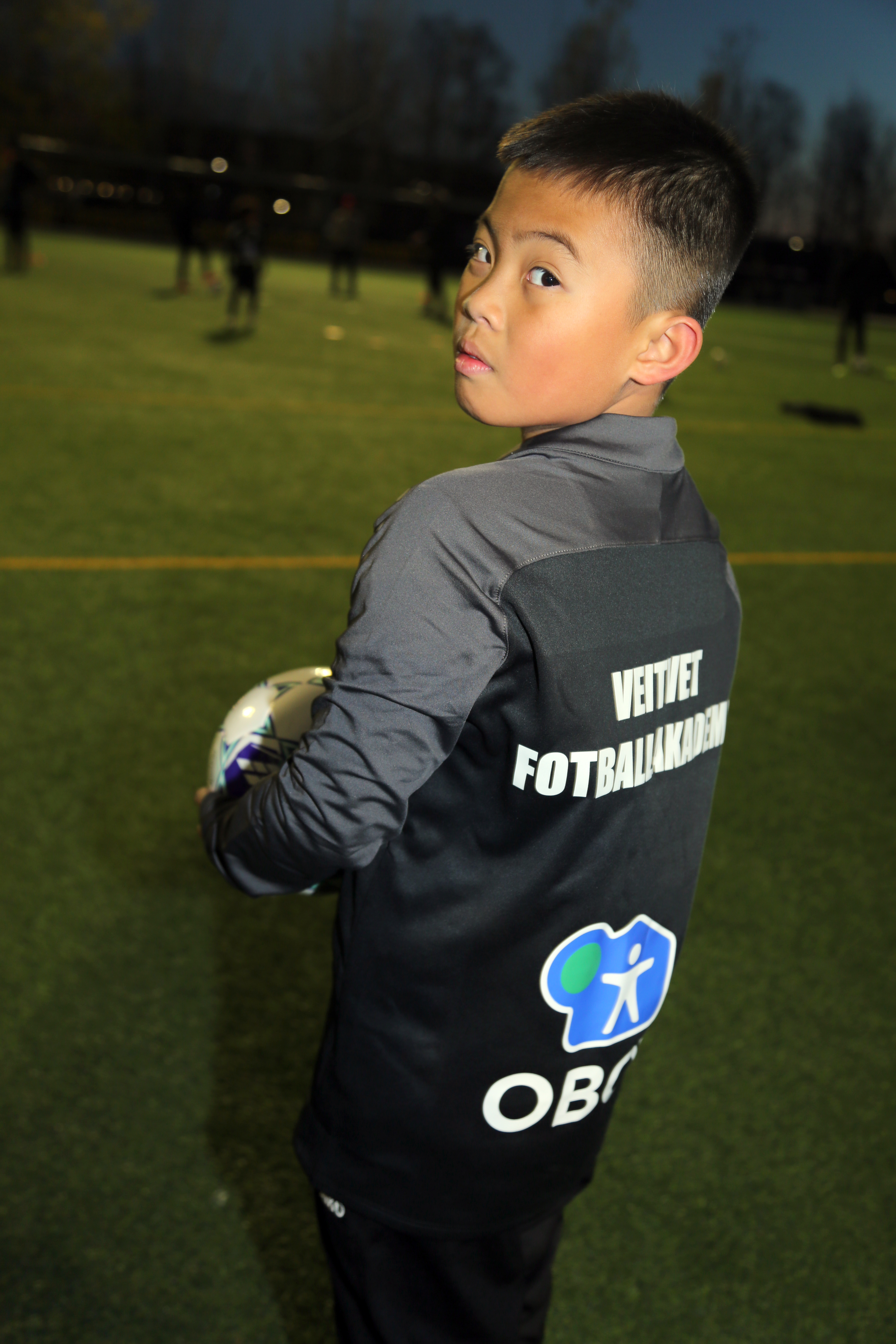 BLITT BEDRE: John (8) har vært med på fotballakademiet siden skolestart i år og mener han allerede har blitt en mye bedre spiller.