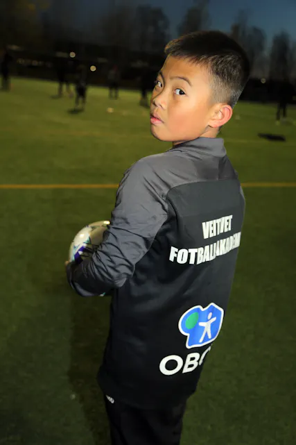 BLITT BEDRE: John (8) har vært med på fotballakademiet siden skolestart i år og mener han allerede har blitt en mye bedre spiller.