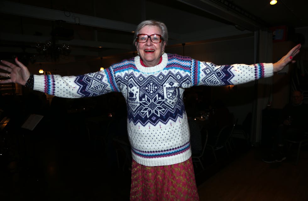 SPRUDLENDE GENSERDAME: Elisabeth Telle Hoel sikret seg neste års VM-genser under julemarkedet til Høybråten Sanitetsforening - hvor hun for øvrig er medlem.
