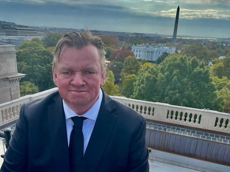 – Tilbake i National Press Club for arbeidslunsj. Her var jeg sist på valgvake i 2016 da Trump ble valgt. Den gangen var det dyster stemning i presseklubben. Skriver Knut Roger Andersen om dette bildet på sin Facebook-side.