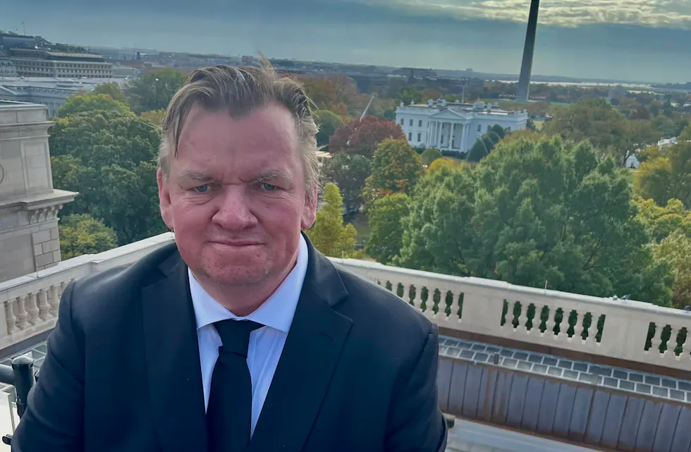 – Tilbake i National Press Club for arbeidslunsj. Her var jeg sist på valgvake i 2016 da Trump ble valgt. Den gangen var det dyster stemning i presseklubben. Skriver Knut Roger Andersen om dette bildet på sin Facebook-side.