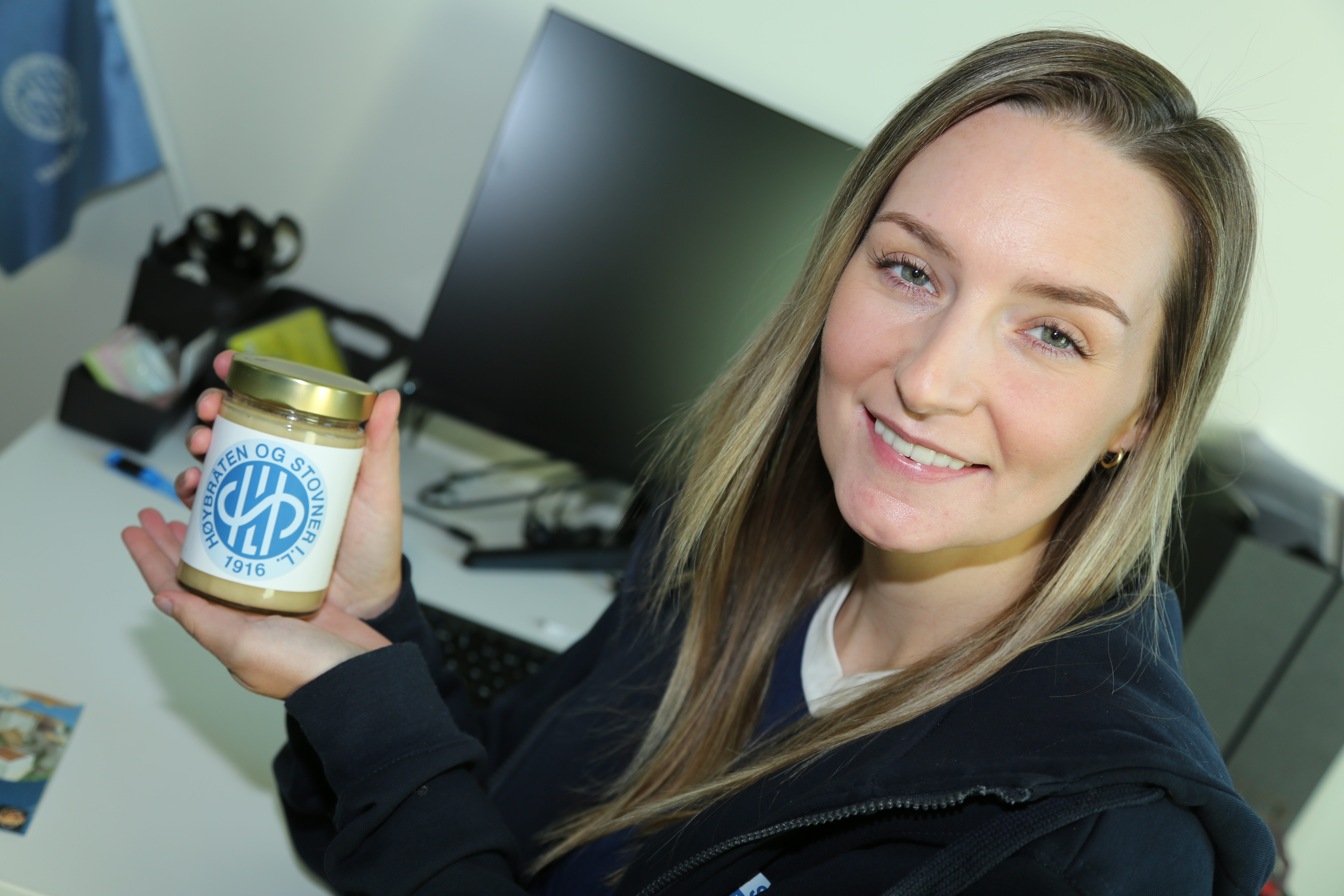 BLID HONNINGDAME: Administrasjonsmedarbeider Anita Viktoria Tønder Iversen kan friste med deilig honning - ved å kjøpe støtter du HSIL og bidrar til pollinering av 18 millioner blomster og planter på Høybråten.