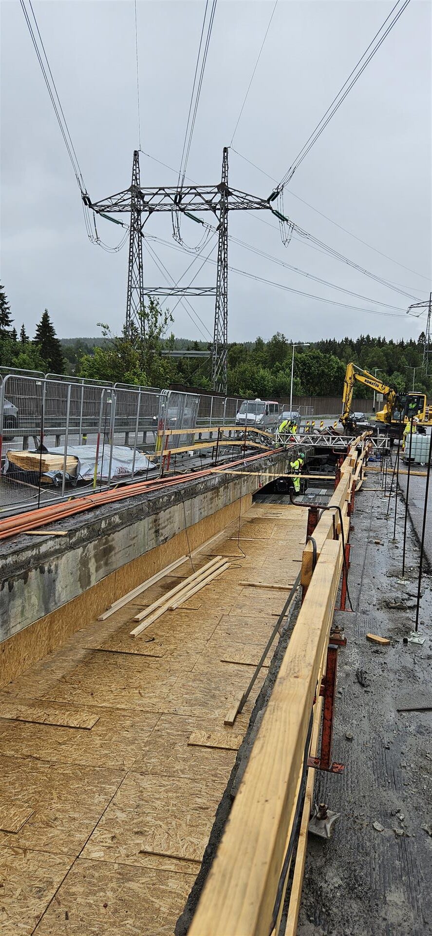 UNDERVEIS: Det har vært krevende arbeid å rehabilitere brua over Høybråtenveien. (Foto: Statens vegvesen).