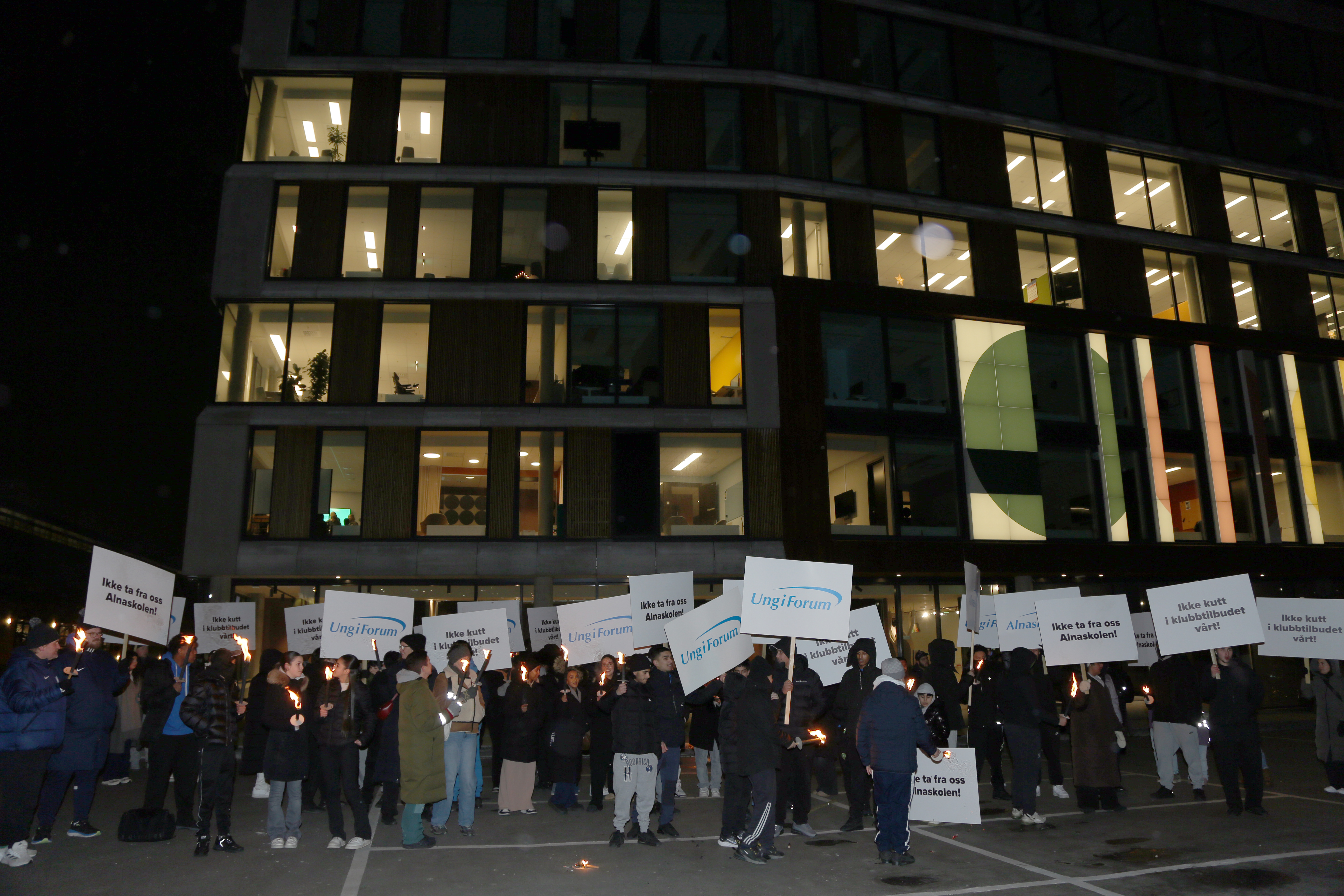 STORT OPPMØTE: Særlig de unge stilte sterkt opp da Furuset IF arrangerte protestaksjon mot Alna-budsjettet onsdag.