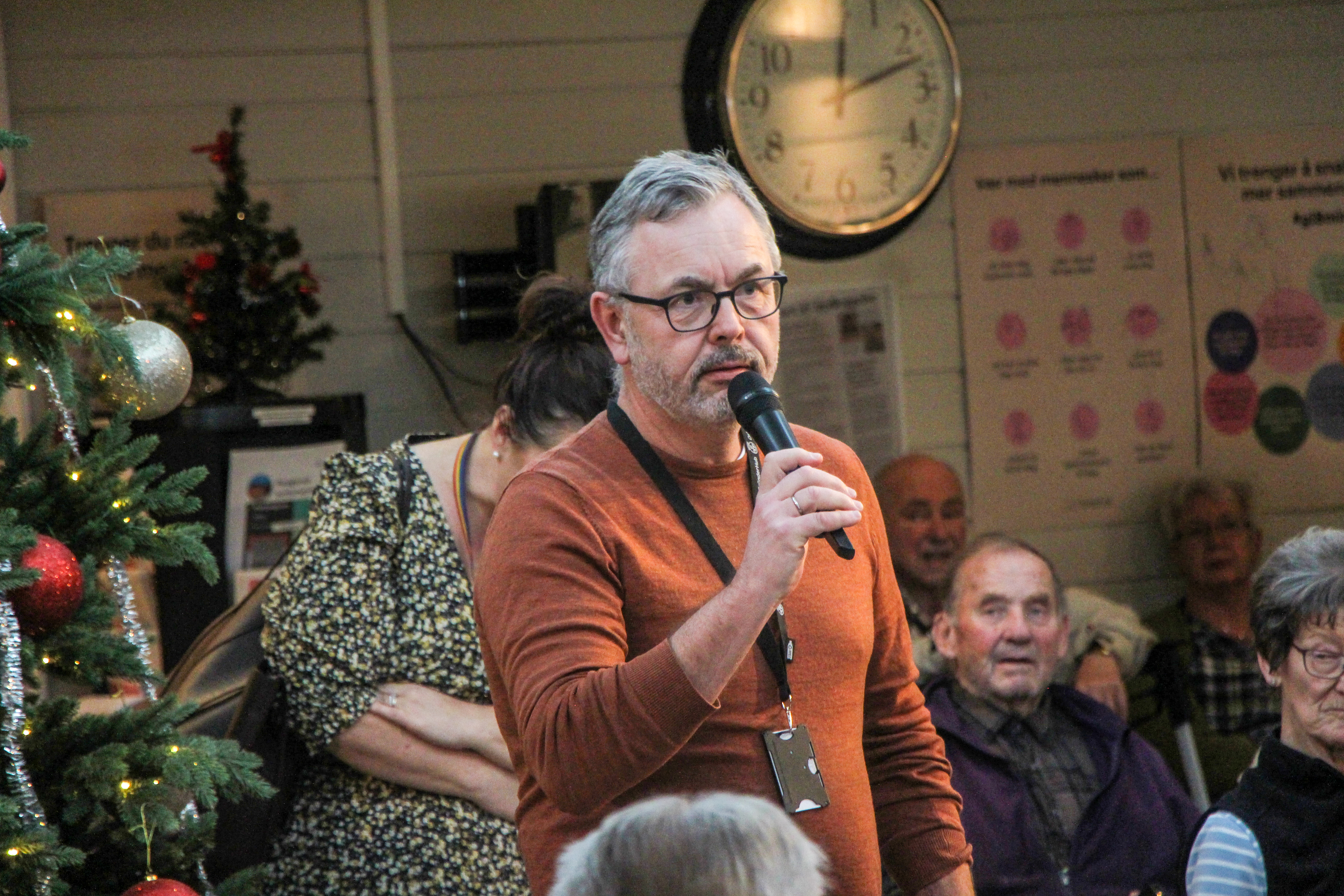 INGEN JULEGAVE: Anders Berg kunne ikke levere julegave til seniorsenteret tirsdag.