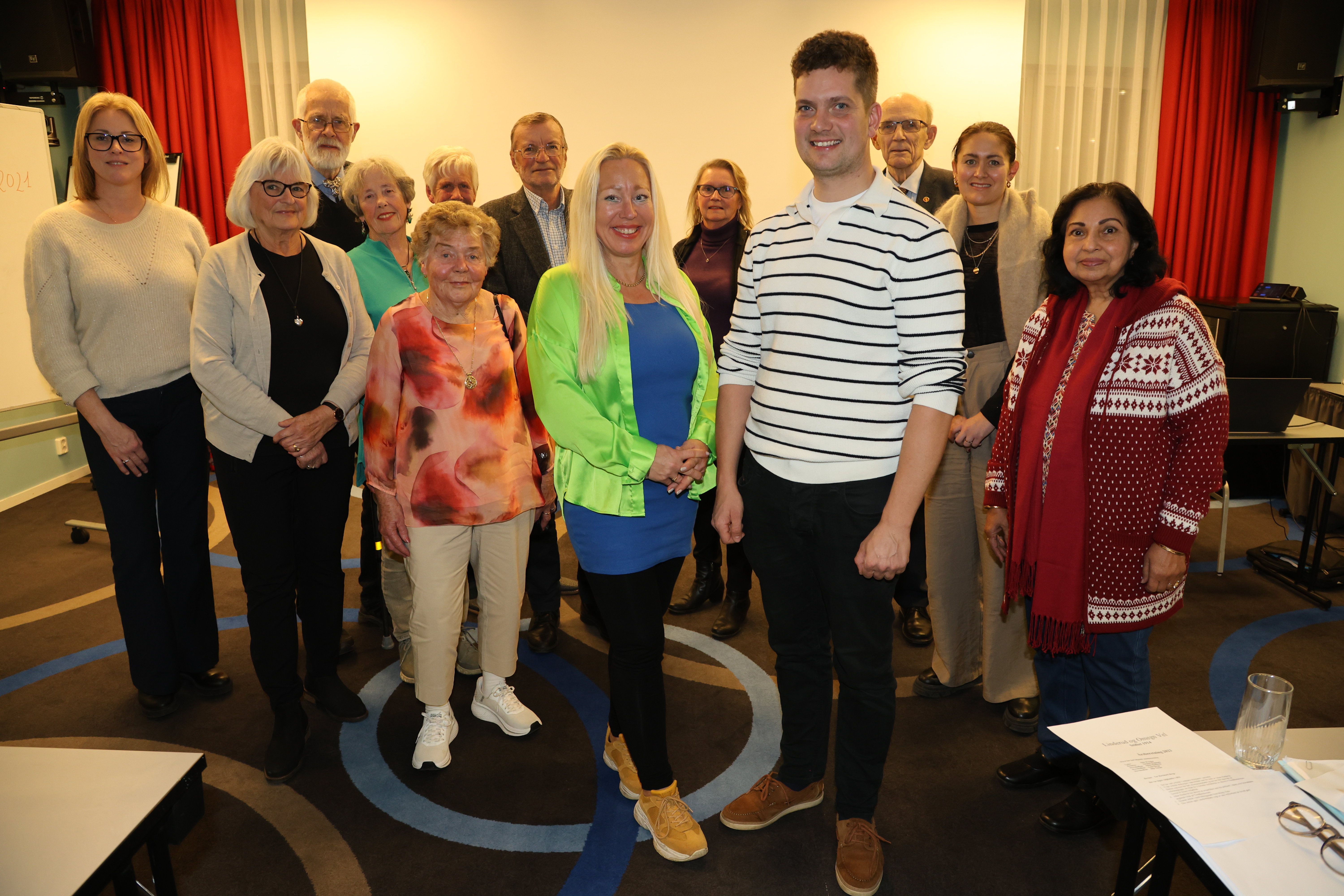 GIR STAFETTPINNEN VIDERE: Avtroppende leder, Olav Sagen (foran til høyre) gir nå ledervervet videre til Susanne Hopmark (foran til venstre). (Foto: Tom Evensen)