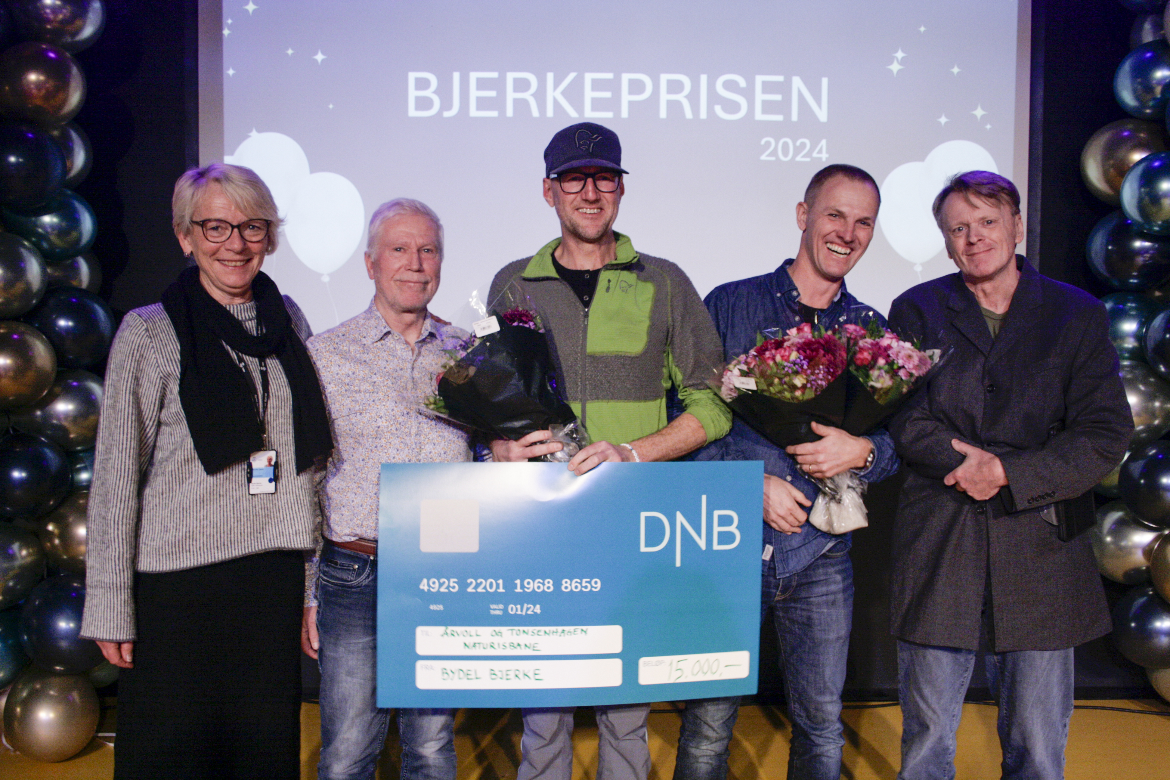 GLADE PRISVINNERE: I år var det Årvoll og Tonsenhagen naturisbane som vant Bjerkeprisen, etter nominasjon fra Voldsløkka naturisbane. Her med bydelsdirektør Bovild Tjønn (f.v.), Knut Wennemo, Steinar Bjørnerud, Magnus Weieby og BU-leder Egil Husmo (H).