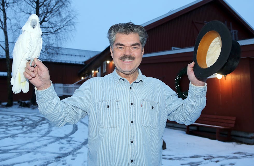 JUBLENDE MAGI: I fjor kunne Davido feire sitt 50-årsjubileum som tryllekunstner. Nå har han også fått på plass Tryllemuseet på Årvoll gård hvor også hans «fjærkledde medarbeidere» holder hus.