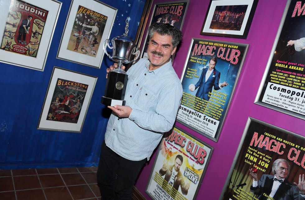 SKIKKELIG POKAL: Davido er den eneste norske tryllekunstneren som har vunnet et VM i trylling to ganger. Et for scenemagi og et for fingerferdighetstrylling. Slikt blir det pokaler av.