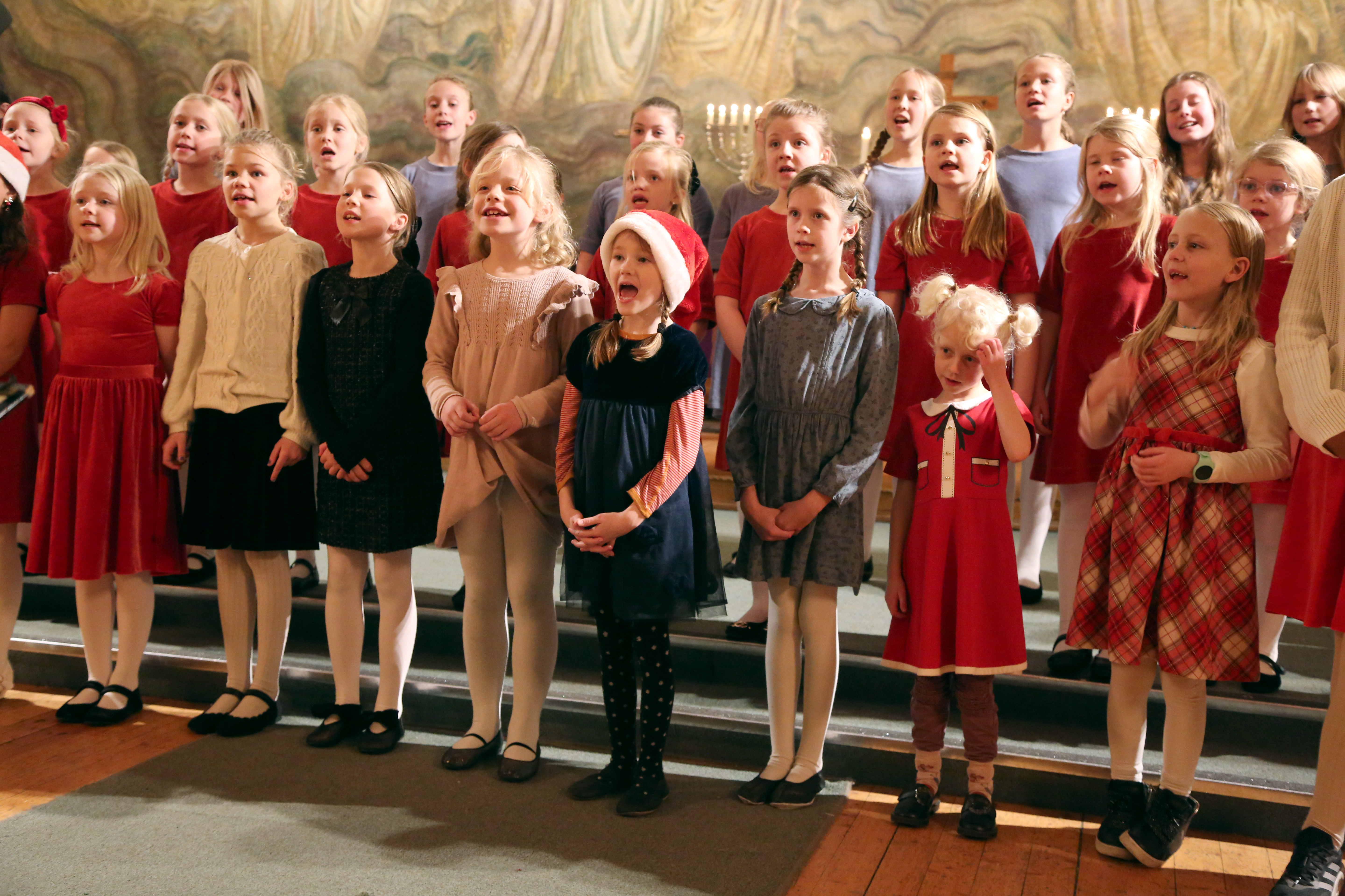 LOKALE JENTER: Det ble en stor opplevelse for de unge lokale jentene som for første gang var med på en konsert med Det Norske Jentekor.