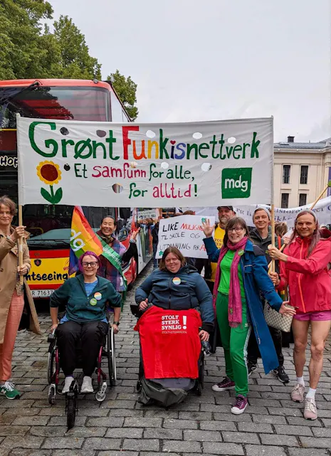 FOR FUNKSJONHEMMEDES RETTIGHETER: MDG kjemper for et samfunn der ingen opplever diskriminering, og som motarbeider systematisk og strukturell forskjellsbehandling mot funksjonshemmede. Her med MDGs nettverk for funksjonshemmede, Grønt funkisnettverk, under stolthetsparaden i fjor.