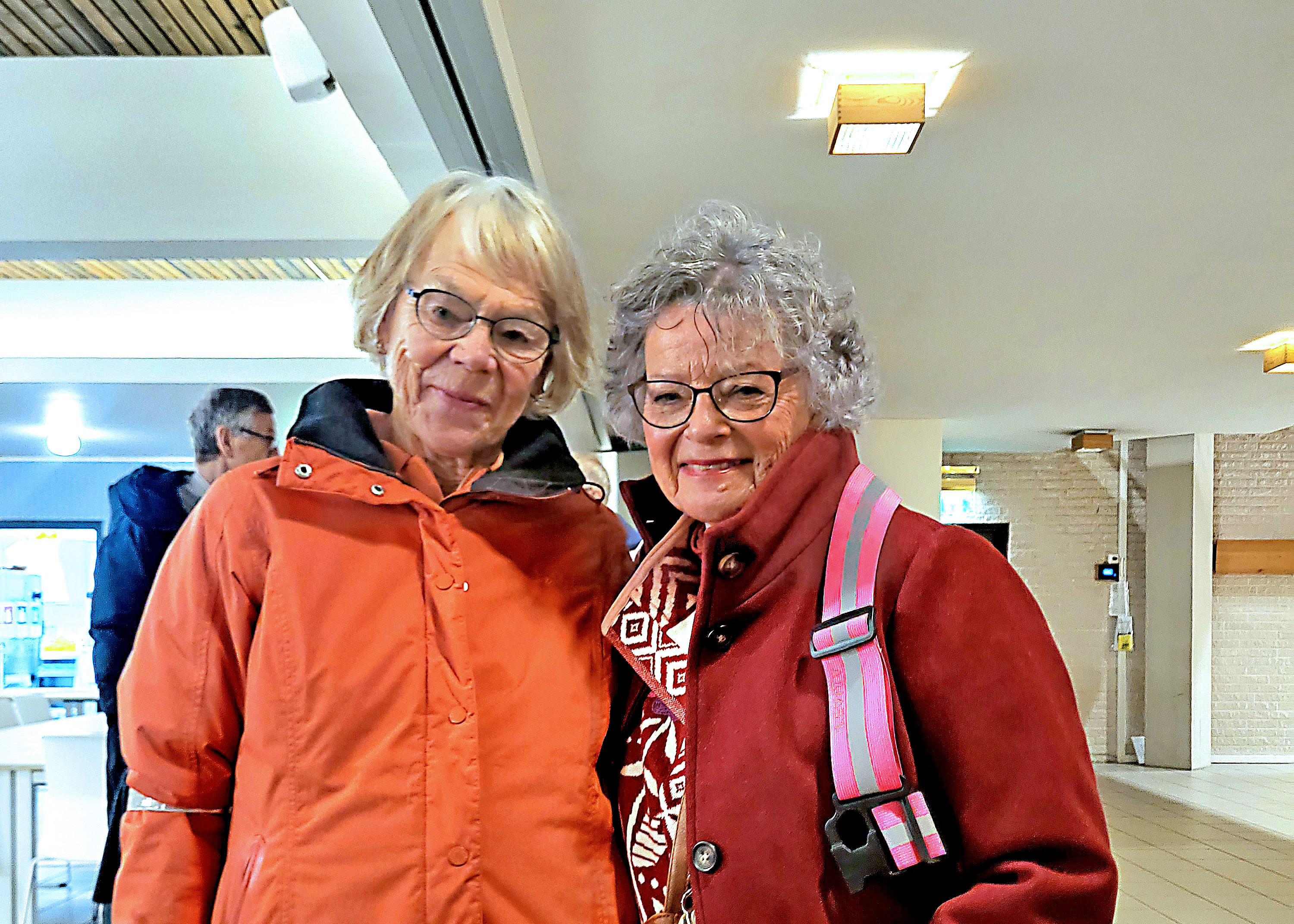 VIL IKKE MISTE SITT ANDRE HJEM: Randi Seielstad (t.v.) og Liv Storm Hesle møtte lokalavisen i Haugerud kirke i etterkant av juleåpningen der.