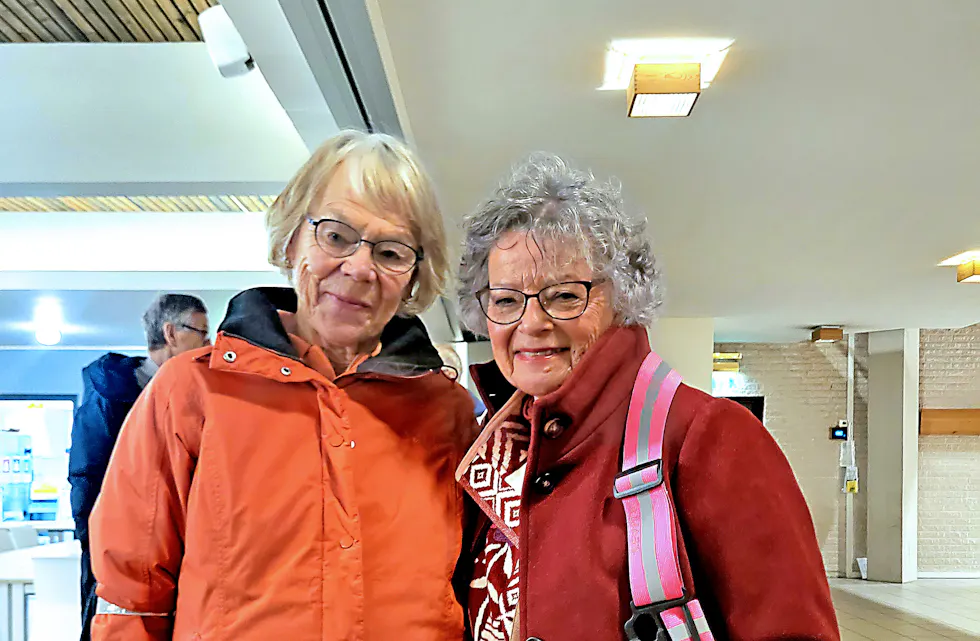 VIL IKKE MISTE SITT ANDRE HJEM: Randi Seielstad (t.v.) og Liv Storm Hesle møtte lokalavisen i Haugerud kirke i etterkant av juleåpningen der.