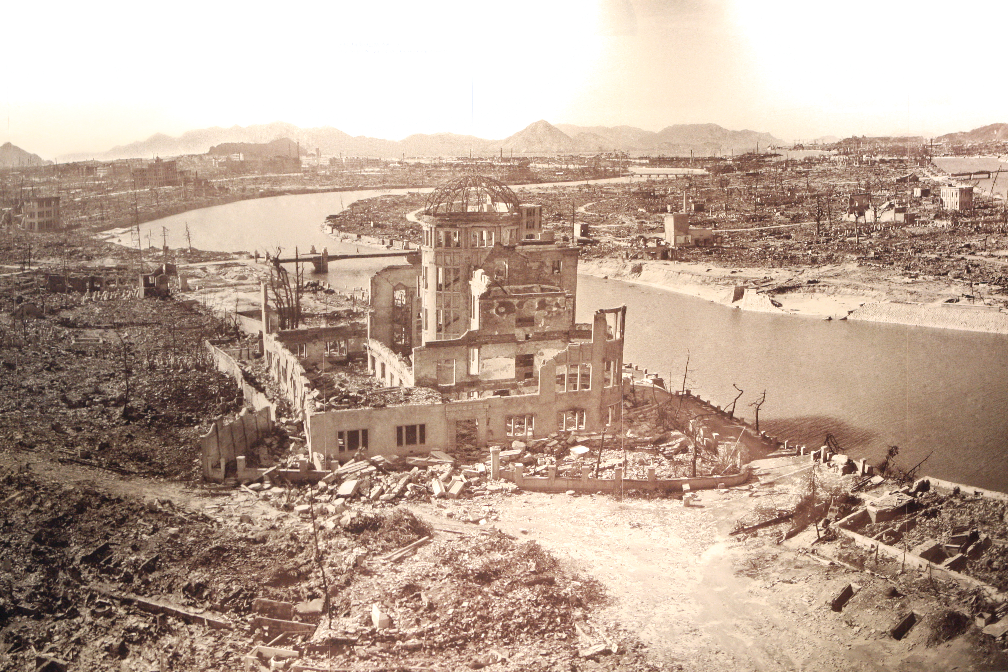HELT UTSLETTET: Slik så Hiroshima ut etter at bomben falt. Atombombekuppelen kan tydelig sees på bildet. Foto: Wikipedia
