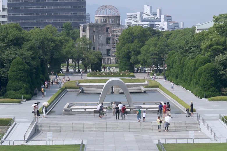 VIKTIG MINNESTED: Når du står foran selve minnesmerket i fredsparken i Hiroshima, kan du gjennom en marmor-bue se rett mot Atombombe-kuppelen i bakgrunnen. Stedet blir besøkt hver eneste dag av japanere i alle aldre.