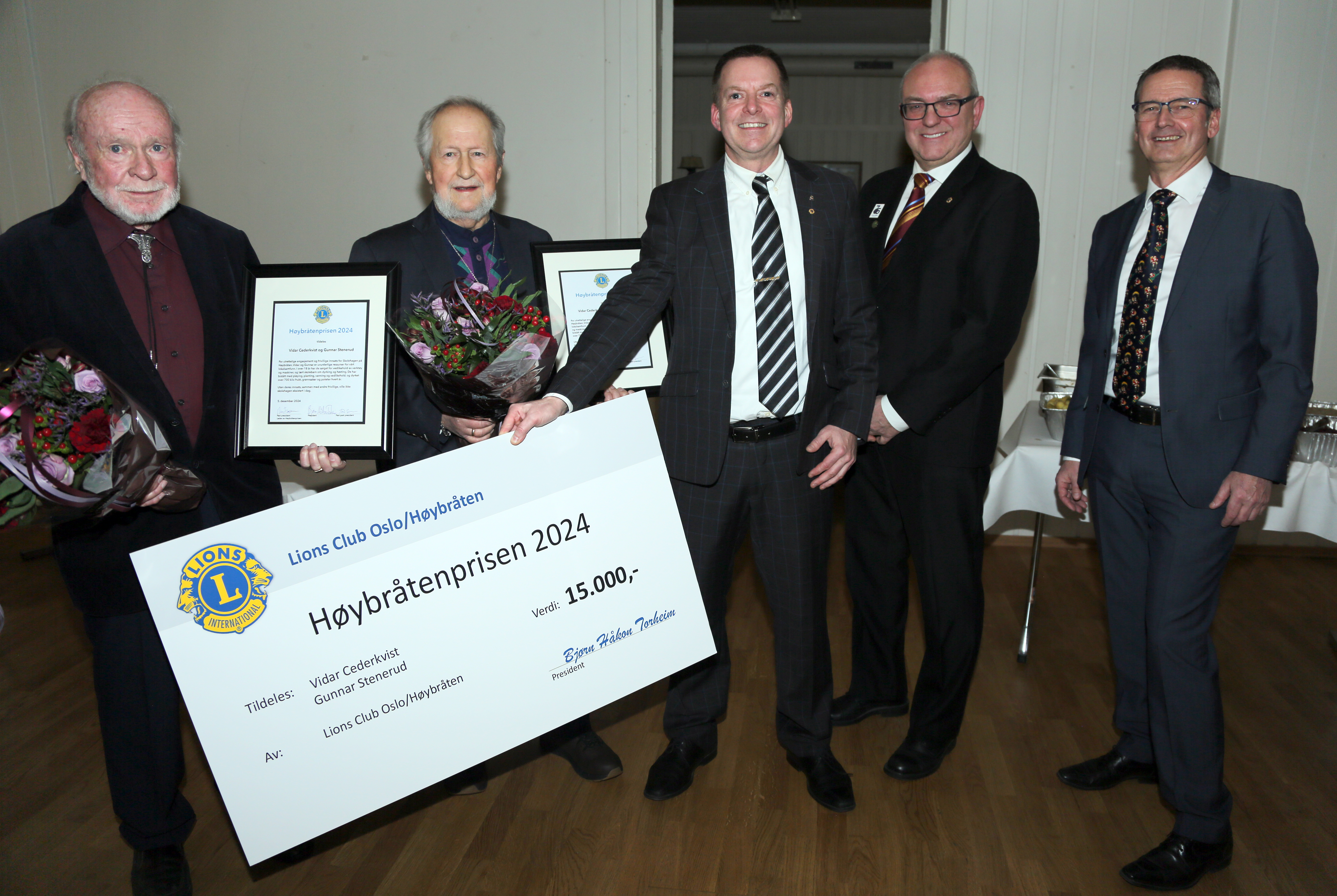 FORTJENT HEDER: Etter mange, mange års frivillig innsats i skolehagen på Høybråten ble Vidar Cederkvist (f. v.) og Gunnar Stenerud belønnet med årets Høybråtenpris. Past president Marius Fjeld, president Bjørn Håkon Torheim og past, past president Tom Jenner i Høybråtenpriskomiteen synes årets heder og en sjekk på 15.000 kroner var svært fortjent.