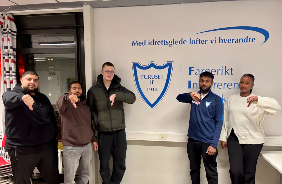 TOMMEL NED FOR KUTT: Alnaskolen kan potensielt forsvinne i 2025. Det forslaget får tommel ned av Monsef Benali (25, f.v.), Mohamed Zayiadi (25), Kevin Petterson (19), Athithyan Valluvan (17) og Hanadi Arab (21) som arrangerte onsdagens store demonstrasjon.