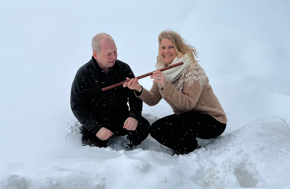 FINT SAMSPILL: Torun Torbo har med seg Vegard Lund, en av Norges mest etablerte luttenister, når hun reiser rundt med fløyteforestillingen «Tonen i isen». Foto: Privat