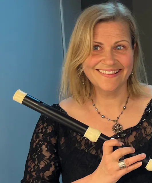 GLAD FLØYTIST: Torun Torbo med en av sine mange fløyter - en barokkpikkolo. Foto: Privat