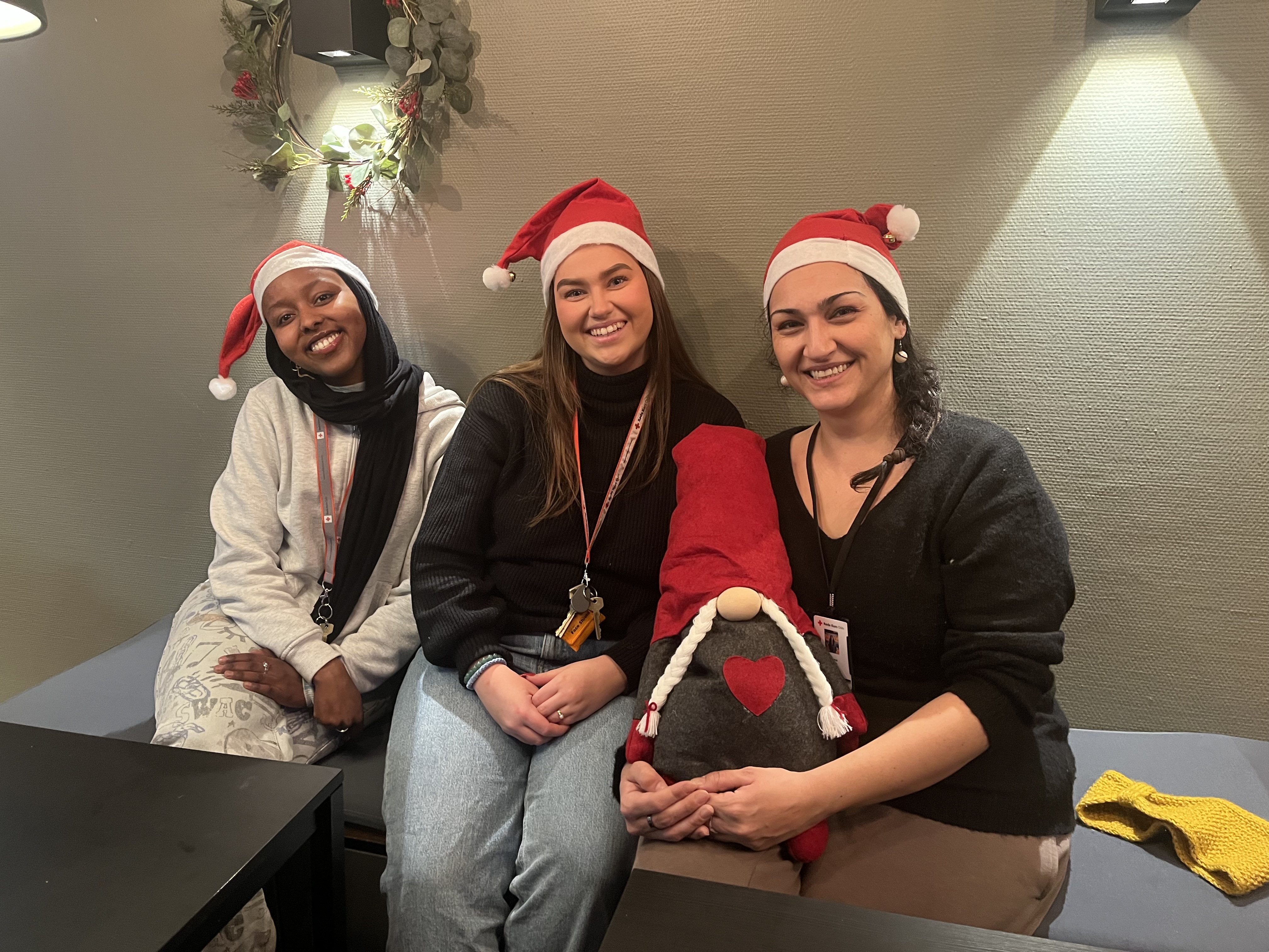 JULEVARME: Seniorkonsulentene Khadro Mohamed (f.v.), Karin Johnsen og Zeren Ham ønsker ungdom velkommen inn i varmen på Fellesverket på Grorud, men understreker samtidig et stort behov for flere frivillige.