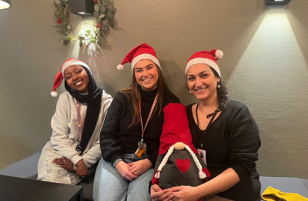 JULEVARME: Seniorkonsulentene Khadro Mohamed (f.v.), Karin Johnsen og Zeren Ham ønsker ungdom velkommen inn i varmen på Fellesverket på Grorud, men understreker samtidig et stort behov for flere frivillige.