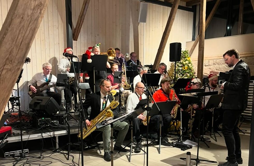 JUL PÅ GÅRDEN: Romsås storband inviterer til en stemningsfull julekonsert på Bånkall gård. Bildet er tatt fra fjorårets julekonsert.