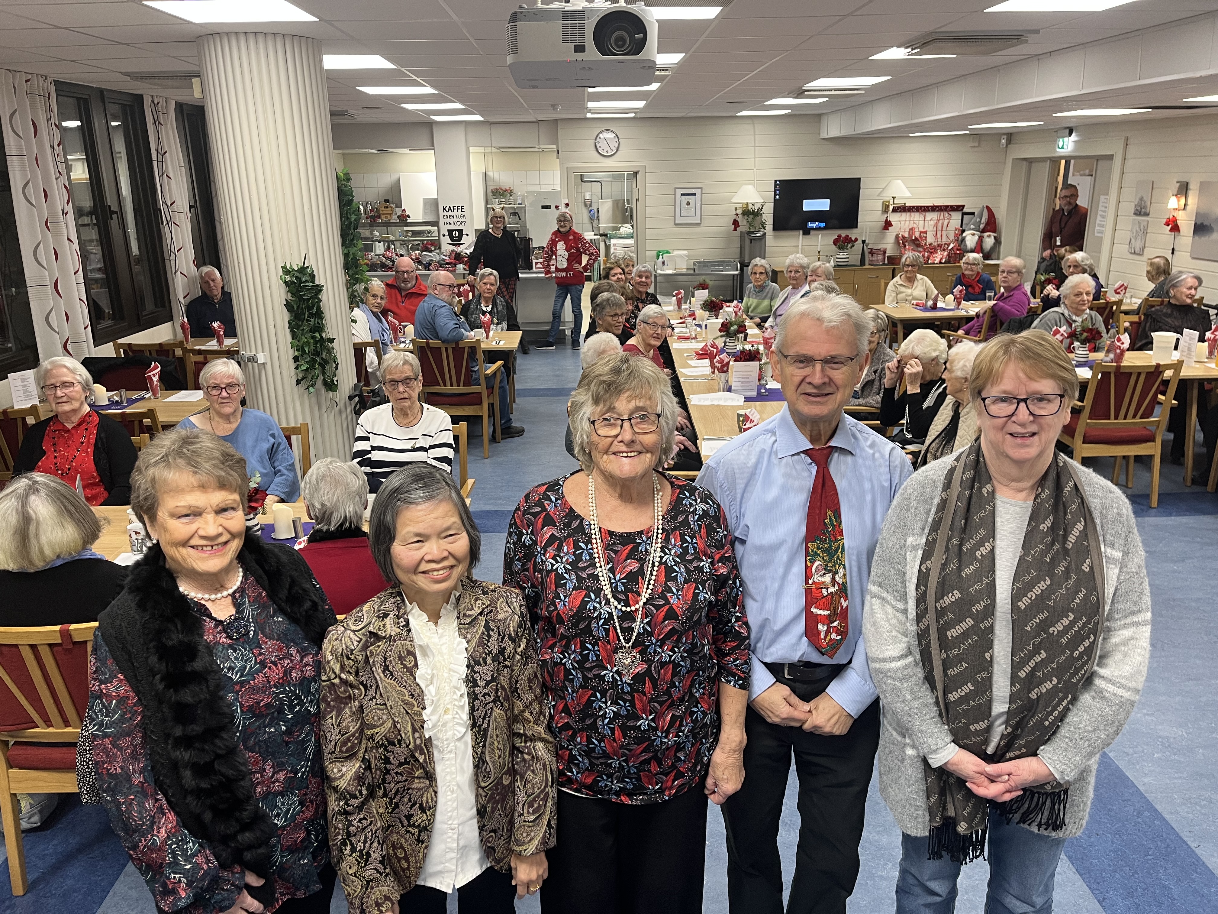Styremedlem Turid Johansen (f.v.), nestleder Cindy Cho, styreleder Anne-Britt Berg og varaene Stein Erik Hauge og Anne-Lise Michelsen fra Furuset Pensjonistforening – her med sine stolte medlemmer samlet bak seg.