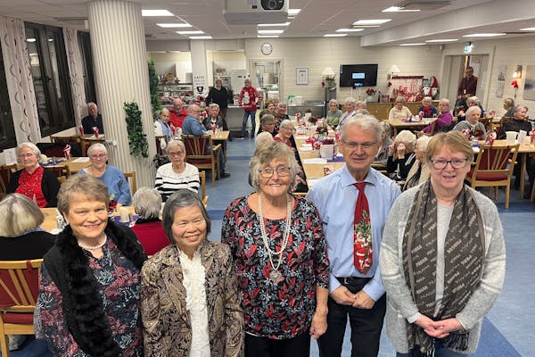 Styremedlem Turid Johansen (f.v.), nestleder Cindy Cho, styreleder Anne-Britt Berg og varaene Stein Erik Hauge og Anne-Lise Michelsen fra Furuset Pensjonistforening – her med sine stolte medlemmer samlet bak seg.