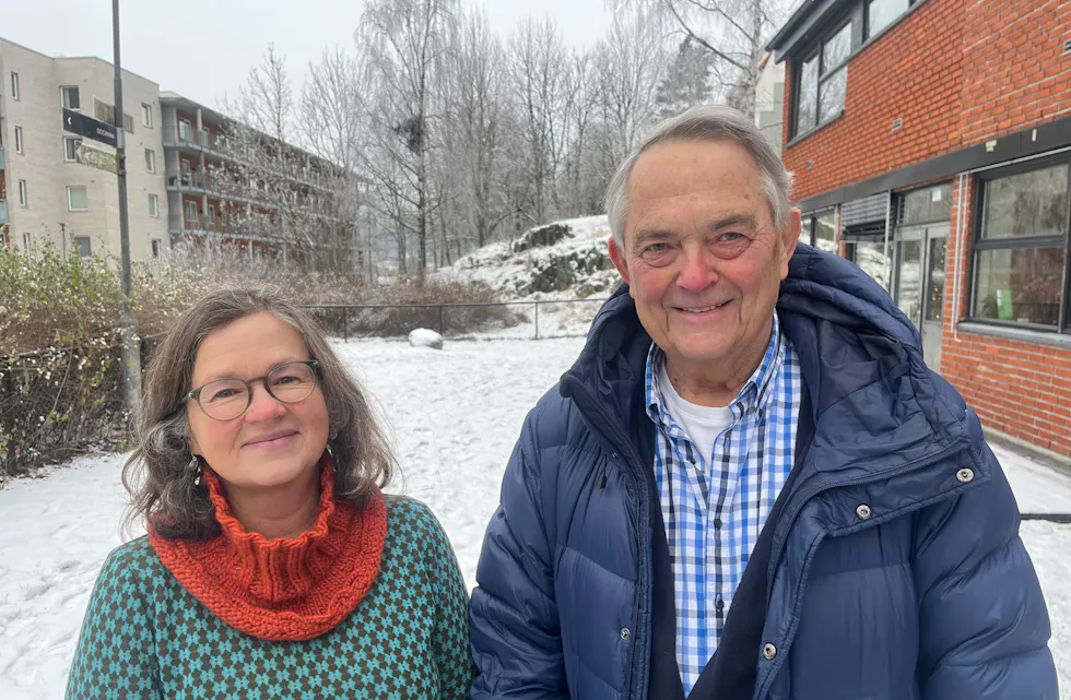 Live Bjørge fra Kirkens Bymisjon (t.v) og Tor Mørk, president i Stovner Lions, samarbeider for å skape en inkluderende jul for lokalsamfunnet på Stovner.