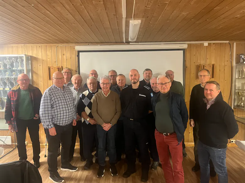 LÆRERIKT: Gjengen fra Hovin Rotary Klubb var svært fornøyde med innføringen i totalforsvaret, Sivilforsvaret og egenberedskap, som de fikk av Carl Martin Øyjord Andersen.