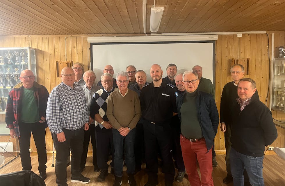 LÆRERIKT: Gjengen fra Hovin Rotary Klubb var svært fornøyde med innføringen i totalforsvaret, Sivilforsvaret og egenberedskap, som de fikk av Carl Martin Øyjord Andersen.